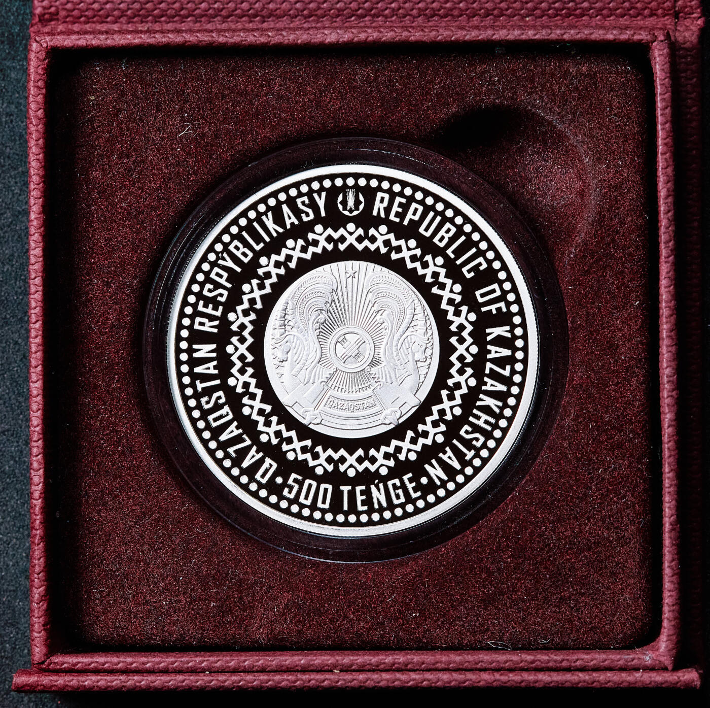 【俄甄集藏】马年新春第一拍 2026年(048)02-25星期三 晚 19:30 全场包邮 哈萨克斯坦2022年游牧民族宝藏-九石棋镶金500坚戈精制大银币，原盒证，重31.1克，925银，另含999金0.03克，发行量3000枚