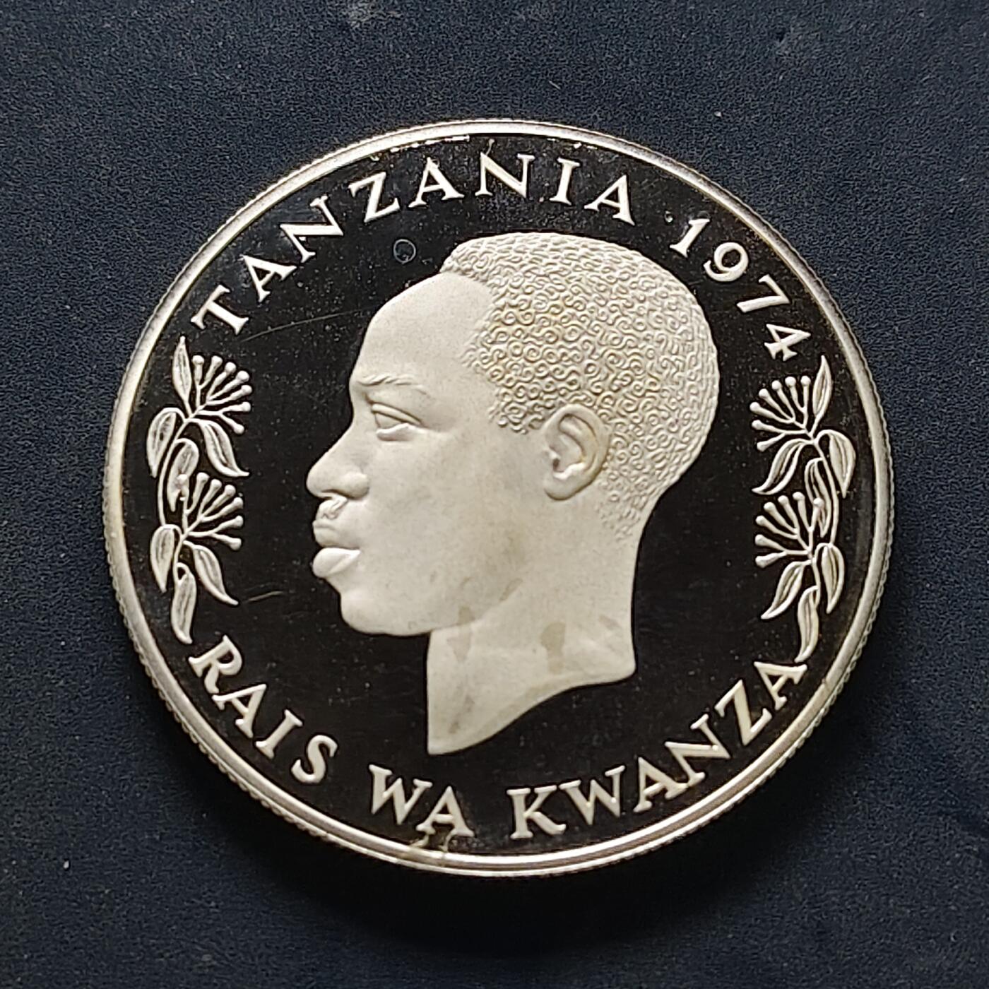 【全场包邮】纯粹捡漏拍503场 坦桑尼亚1974年25元WWF组织15周年系列长颈鹿精制纪念银币【38.61毫米28.28克92.5%】