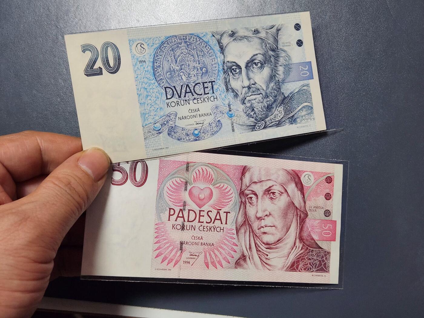 2月13号晚上8点 外国纸币自动截拍第25场 捷克1994年 初版新品一对