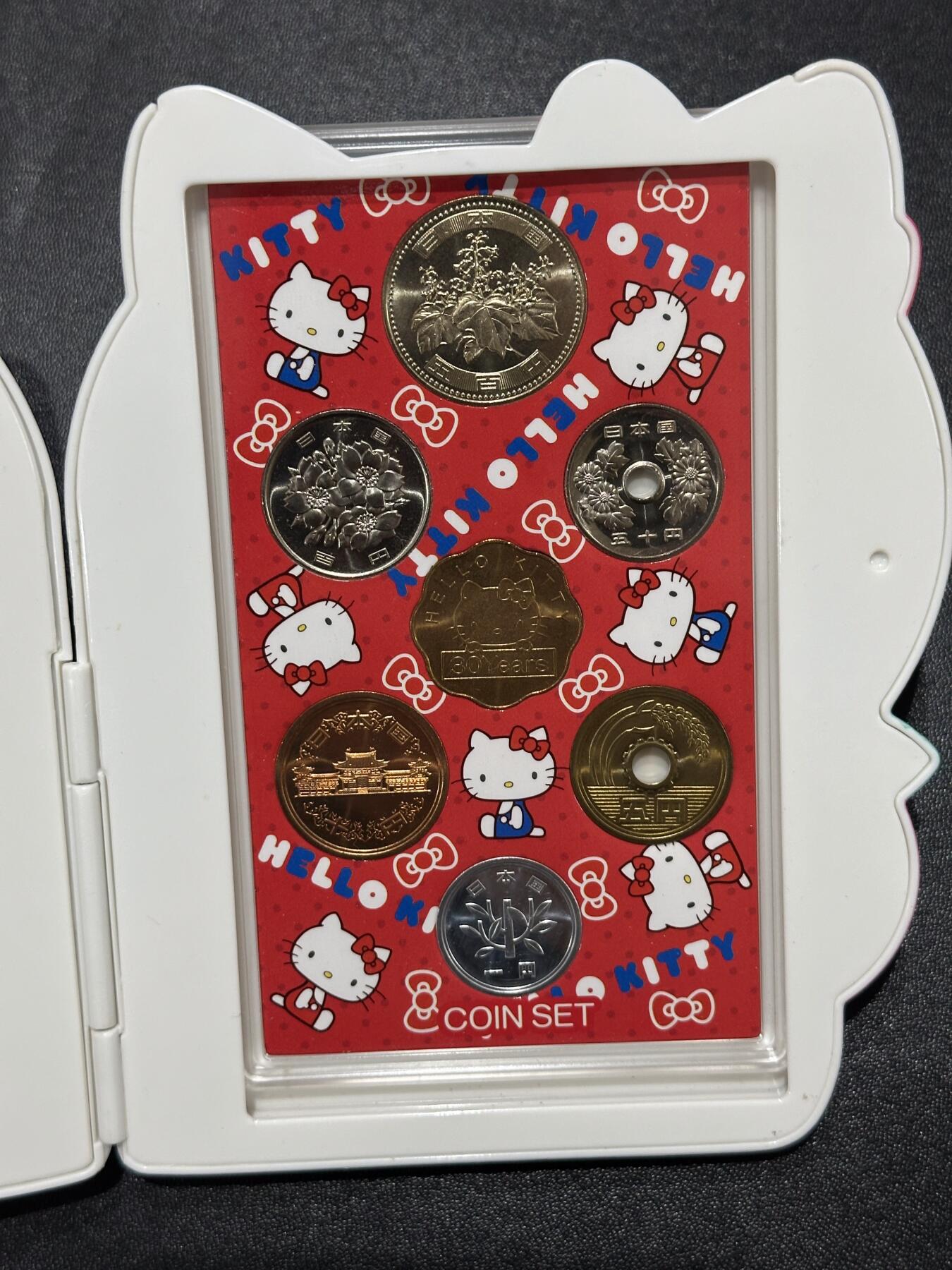 《外钞收藏家》第六百一十一期（农历新年第一场/快递恢复正常再发货）（长期征集拍品、欢迎藏友们联系合作） 日本2004年kitty猫套装 hello kitty30周年纪念币