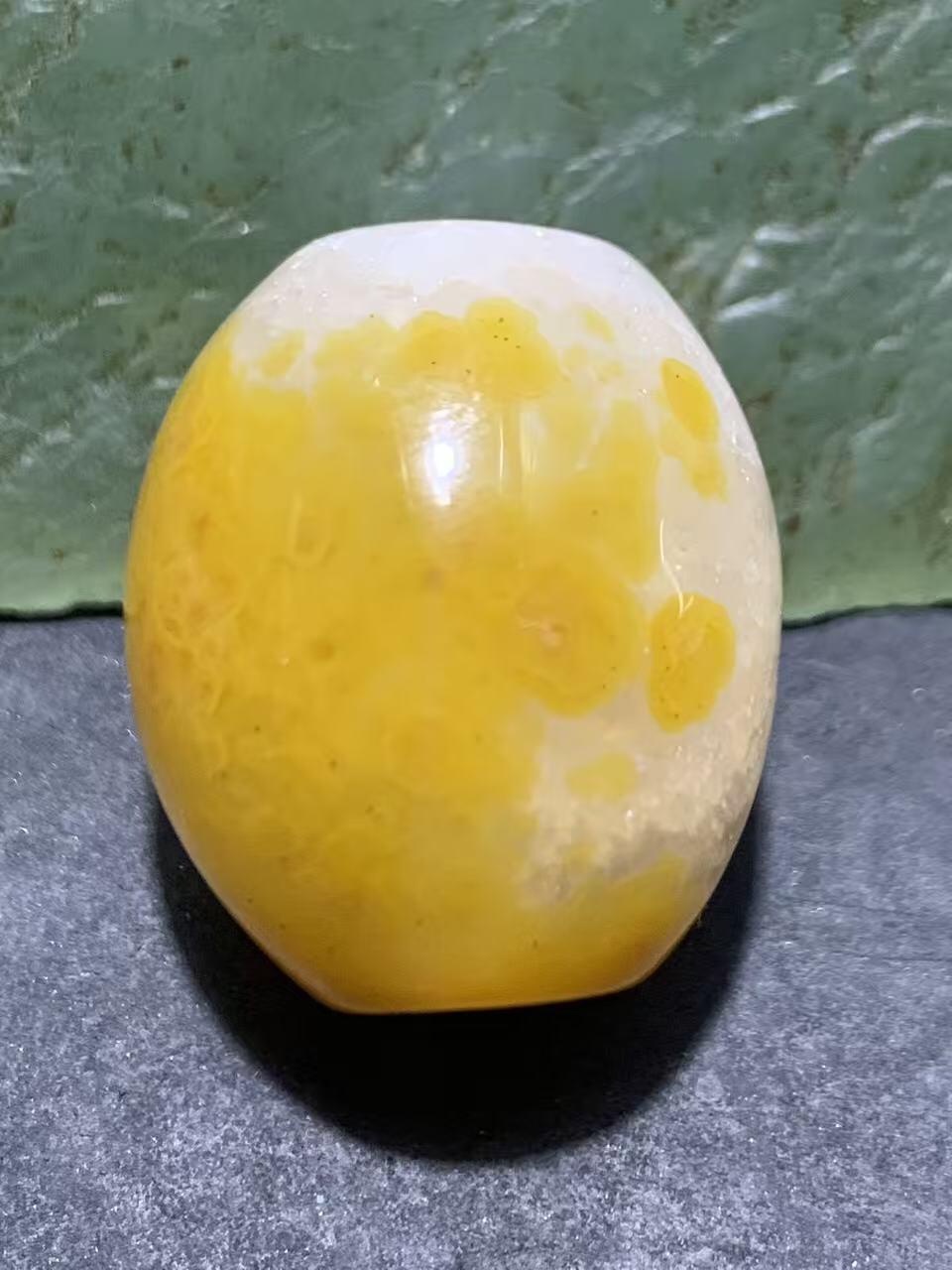 精美冰飘鸡油黄战国红玛瑙随形桶珠一颗！