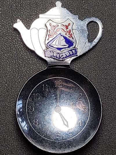 泉币菌-第191场- 迎春节专场 本场拍品多 请提前出价 年前能发货的最后一场（本期结束后 明天 2月14日发货 请及时付款） - 20世纪中期 原包装 英国 兰开夏郡 莫克姆 纪念茶勺银勺 茶壶珐琅工艺 钟表 制造商Hallmark公司 78.5×45×47.1mm 重23.85g 含银量不清楚