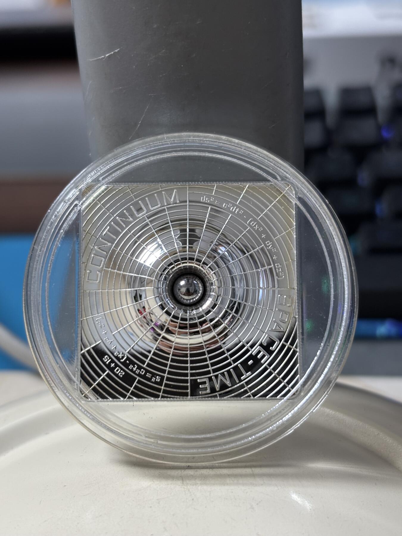 第191期拍卖 获奖库克2015年时空连续体银球镶嵌凹凸面纪念银币，获得2017年克劳斯最佳创意币大奖，999银，发行1500枚