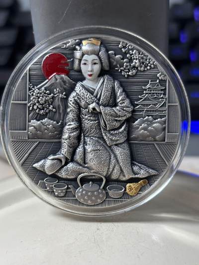 第191期拍卖 - 纽埃2019年日本文化系列(1)-艺伎茶艺 2盎司超高浮雕仿古镀金彩色银币. 999银，发行500枚