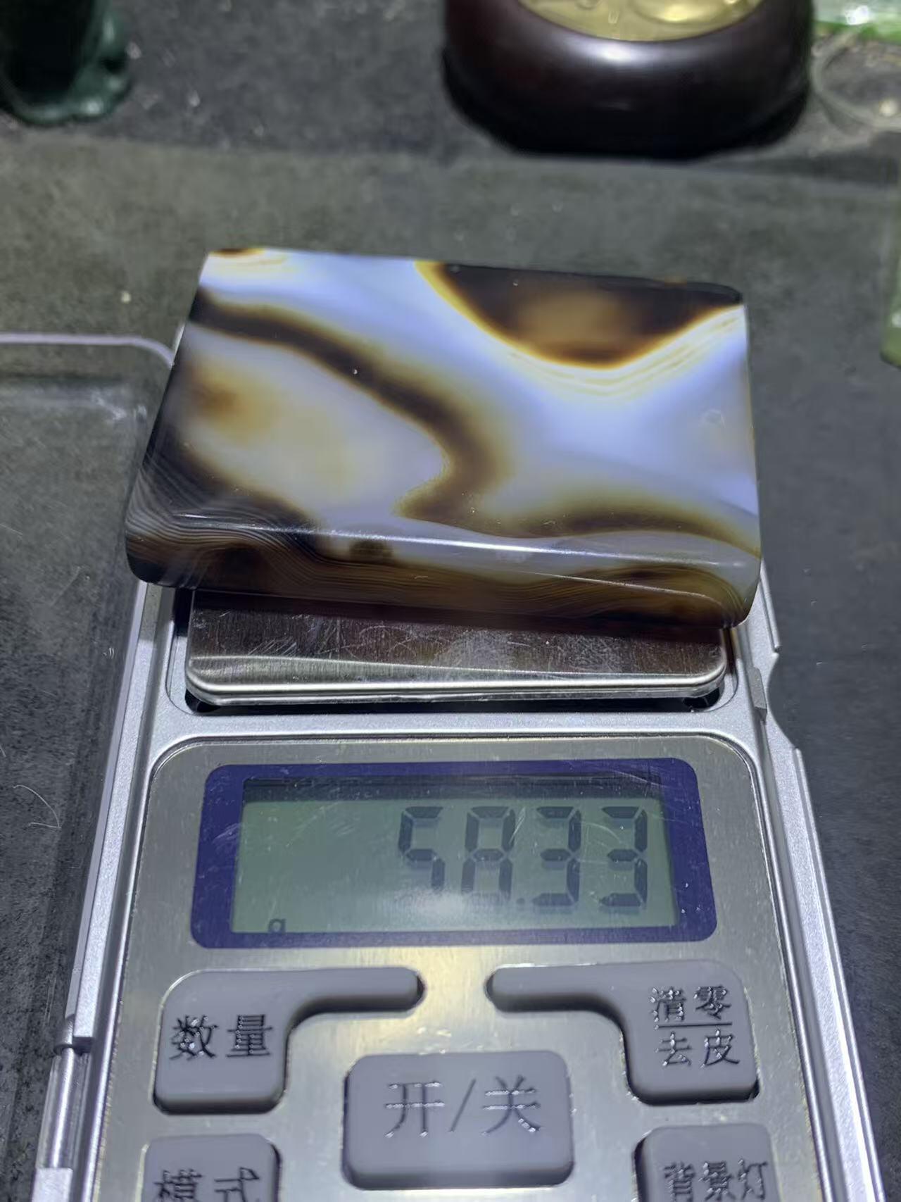 仅此一个，俏色千层纹药师玛瑙牌子一块，