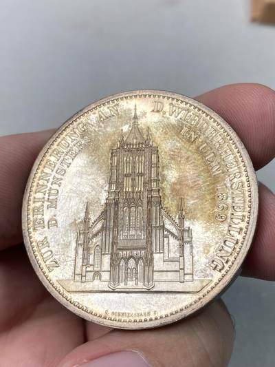 万国钱币拍卖第061期（马年首拍） 1923年德国符腾堡乌尔姆修复大教堂纪念镀金、镀银、铜制三枚套章 极其罕见的1923年原盒套装 三种形态一网打尽 其铜材取用与乌尔姆大教堂修复时换下来的铜瓦 非常具有纪念意义 别出心裁的抽拉盒设计 原盒天鹅绒彩 错过难寻的收藏品质