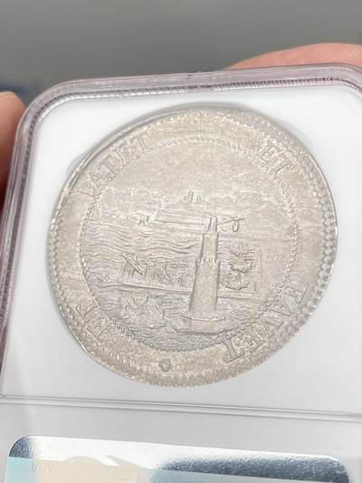 万国钱币拍卖第061期（马年首拍） NGC MS62 1699年意大利托斯卡纳大公科西莫三世·德·美第奇海景塔勒大银 作为佛罗伦萨最为出名的名门望族 文艺复兴的中流砥柱 美第奇家族已然成为了艺术史上绕不开的名字 其对发行钱币的艺术追求自然也是领先于时代 而此枚海景塔勒就是其中的代表之作 这枚发行于17世纪末的大银描绘了当时利沃诺港口的繁荣景象 打制清晰 光度柔和 优雅地中海淡彩包浆环绕 不容错过的典藏级品质