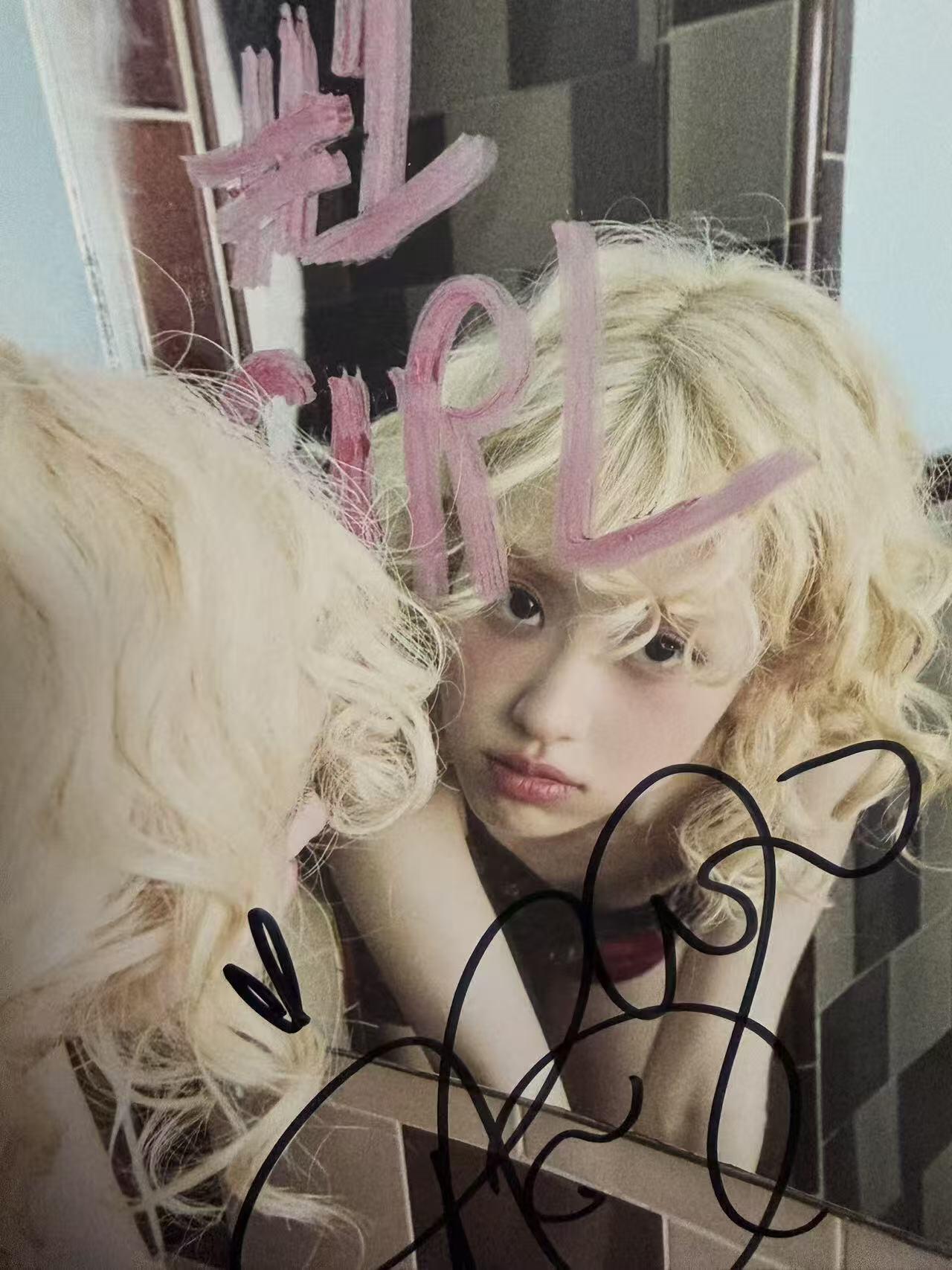 零元拍：BLACKPINK主唱ROSÉ亲签ROSIE 아이돌 카드 “偶像卡”，🇰🇷带回，完美无瑕，愿年年的玫瑰，都为你盛放，朴彩英29岁生日快乐：尺寸：27.8×27.8CM