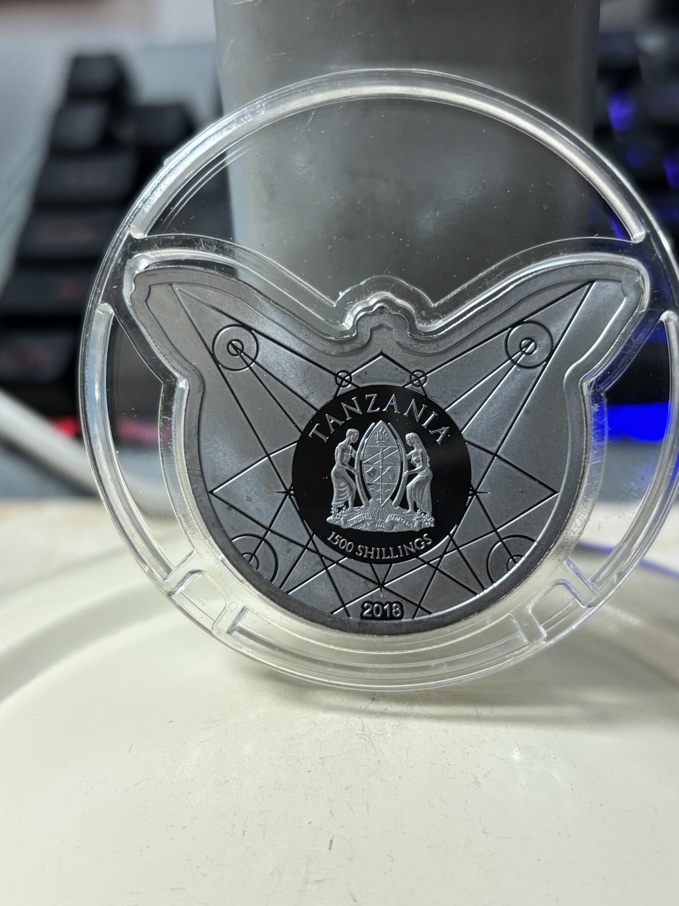 第191期拍卖 坦桑尼亚2018年鬼脸天蛾2盎司纪念银币，999银，发行999枚，塑料盒有破