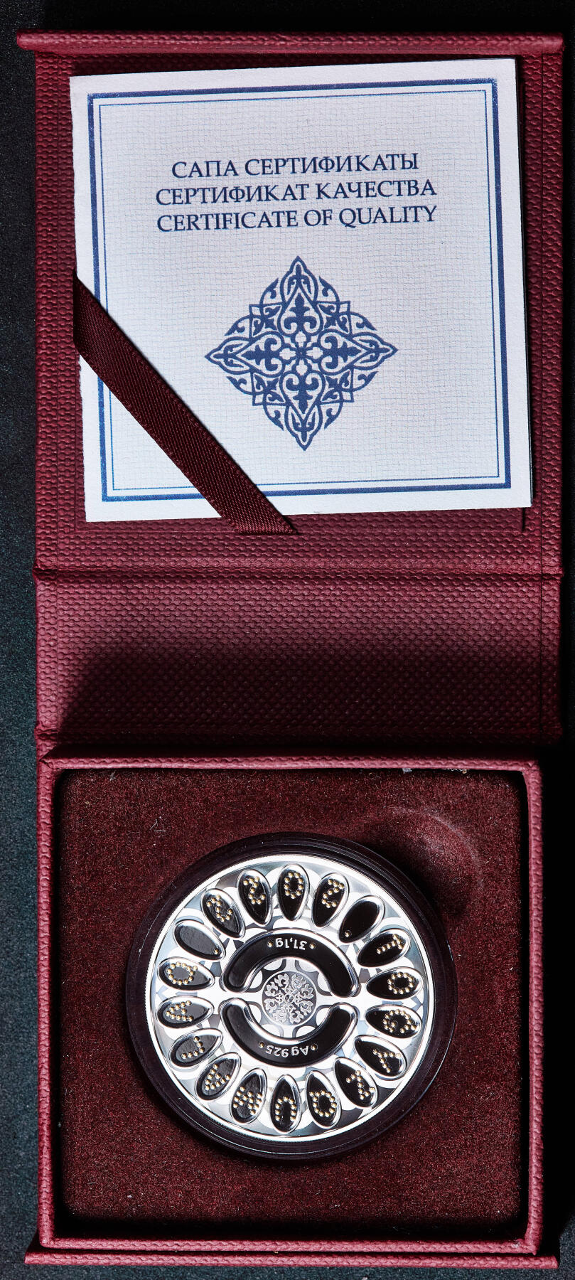 【俄甄集藏】马年新春第一拍 2026年(048)02-25星期三 晚 19:30 全场包邮 哈萨克斯坦2022年游牧民族宝藏-九石棋镶金500坚戈精制大银币，原盒证，重31.1克，925银，另含999金0.03克，发行量3000枚