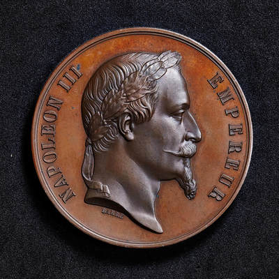 【俄甄集藏】马年新春第一拍 2026年(048)02-25星期三 晚 19:30 全场包邮 - 法国1862年拿破仑三世头像纪念布雷斯特海军学院成立大铜章，高浮雕，巧克力包浆，类精制底板，设计经典，直径：60mm，重量：108克，原铸蜜蜂铭