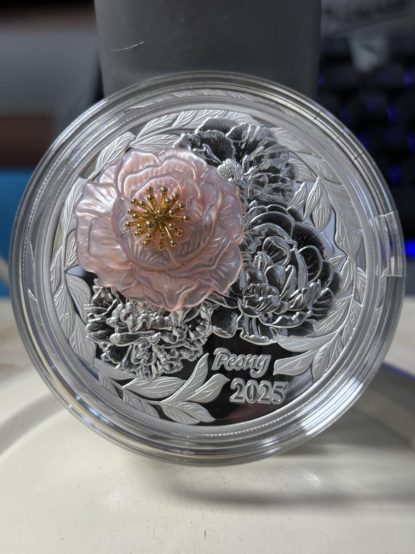第191期拍卖 所罗门2025年镶嵌牡丹花2盎司纪念银币，999银，发行1500枚