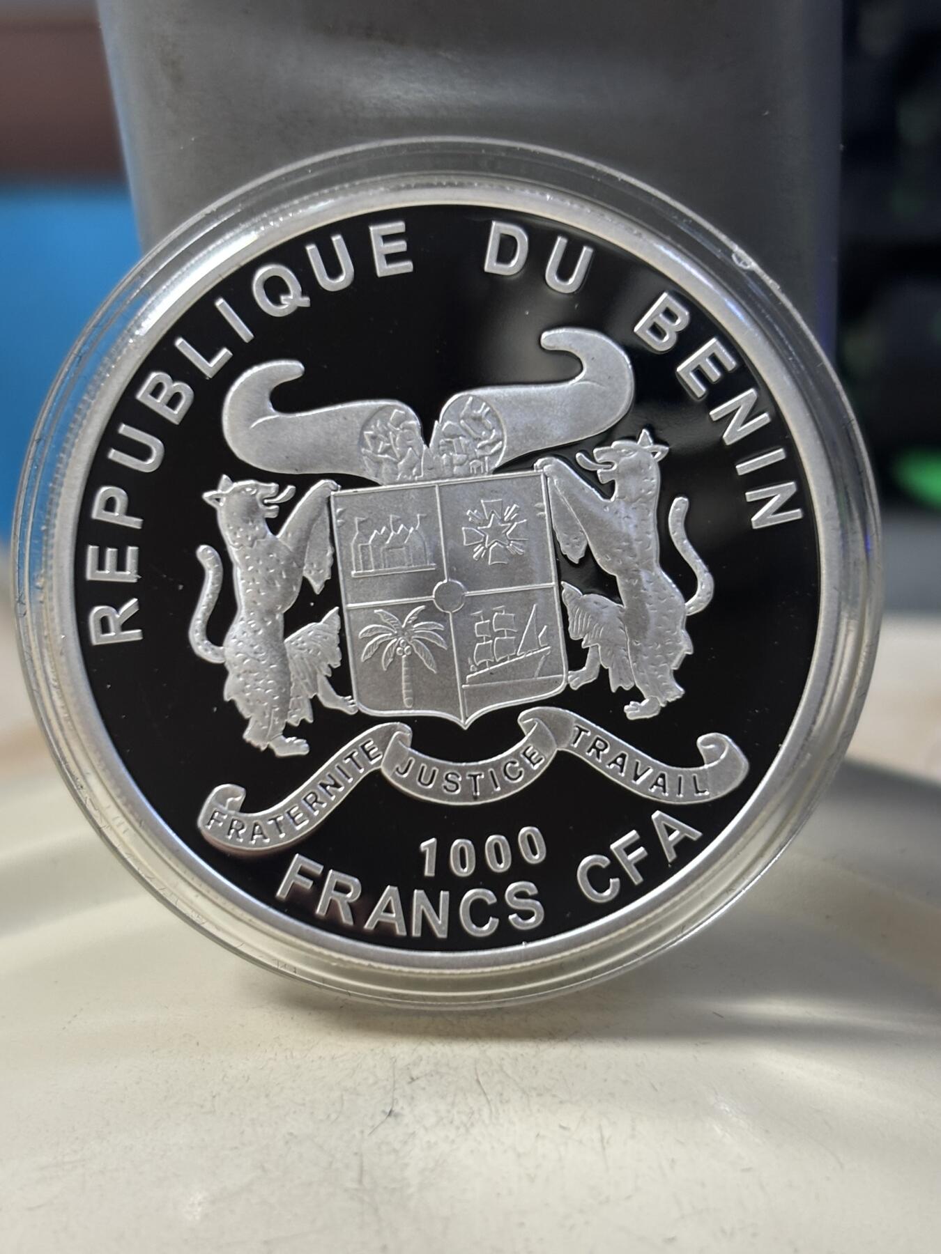 第191期拍卖 贝宁2016年绿色植物叶子系列2凹面高浮雕彩色银币，999银，发行999枚