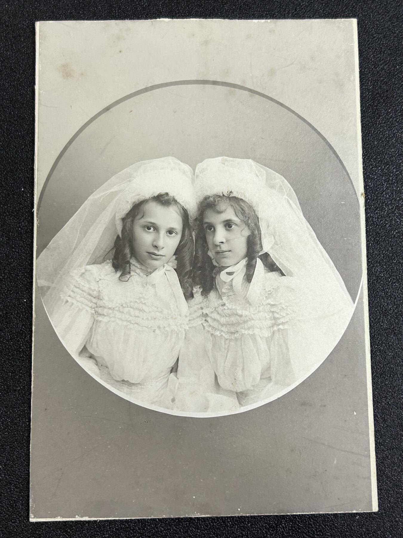 西秦中古拍卖第七十七期 2026马年新春专场 本场拍品年初九发出 19世纪末～20世纪初 欧洲姐妹合影照片 