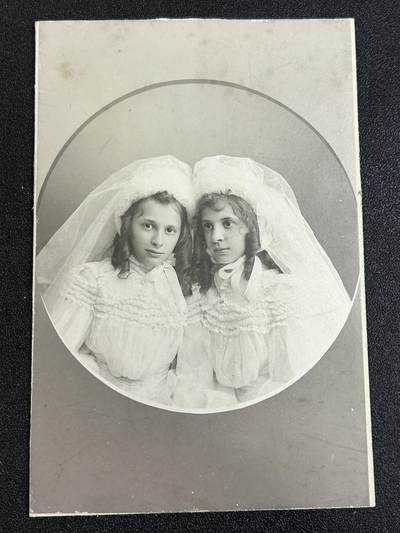 西秦中古拍卖第七十七期 2026马年新春专场 本场拍品年初九发出 - 19世纪末～20世纪初 欧洲姐妹合影照片 