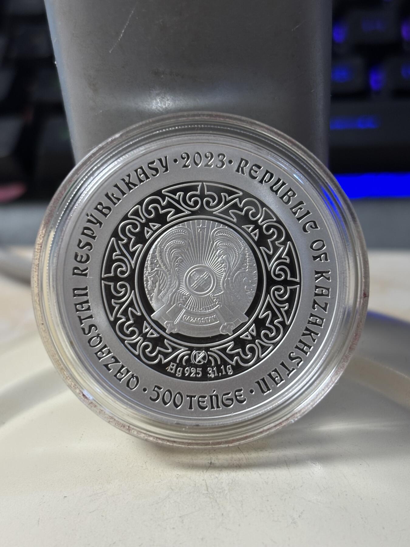 第191期拍卖 哈萨克斯坦2023年草原动物图腾系列骆驼镶嵌0.03克黄金纪念银币，925银镀金，1盎司，发行3000枚