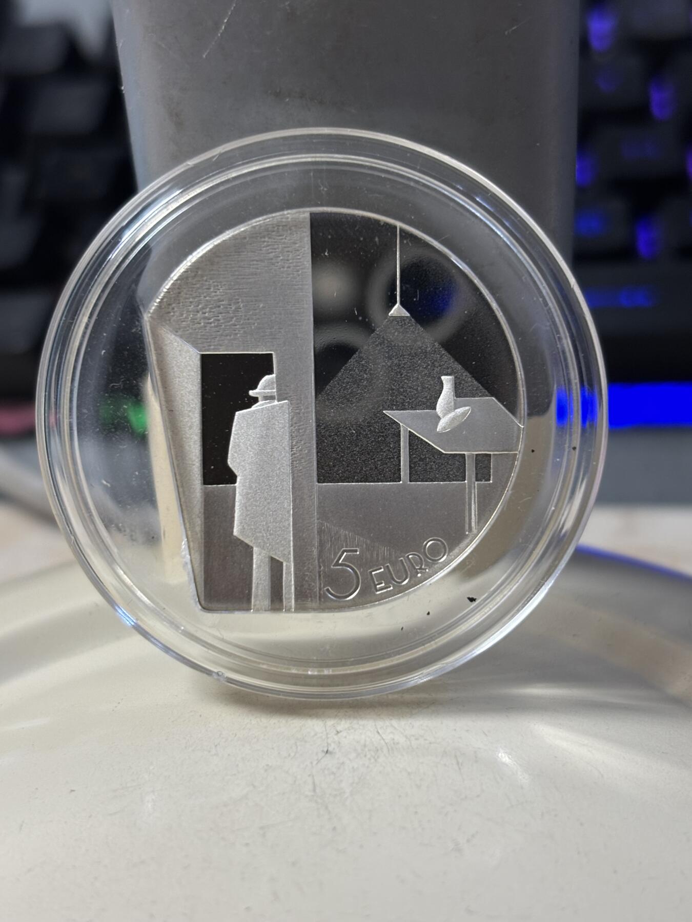 第191期拍卖 拉脱维亚2019年斯特鲁克《进入房间的人》异形银币，925银，22克，发行4000枚