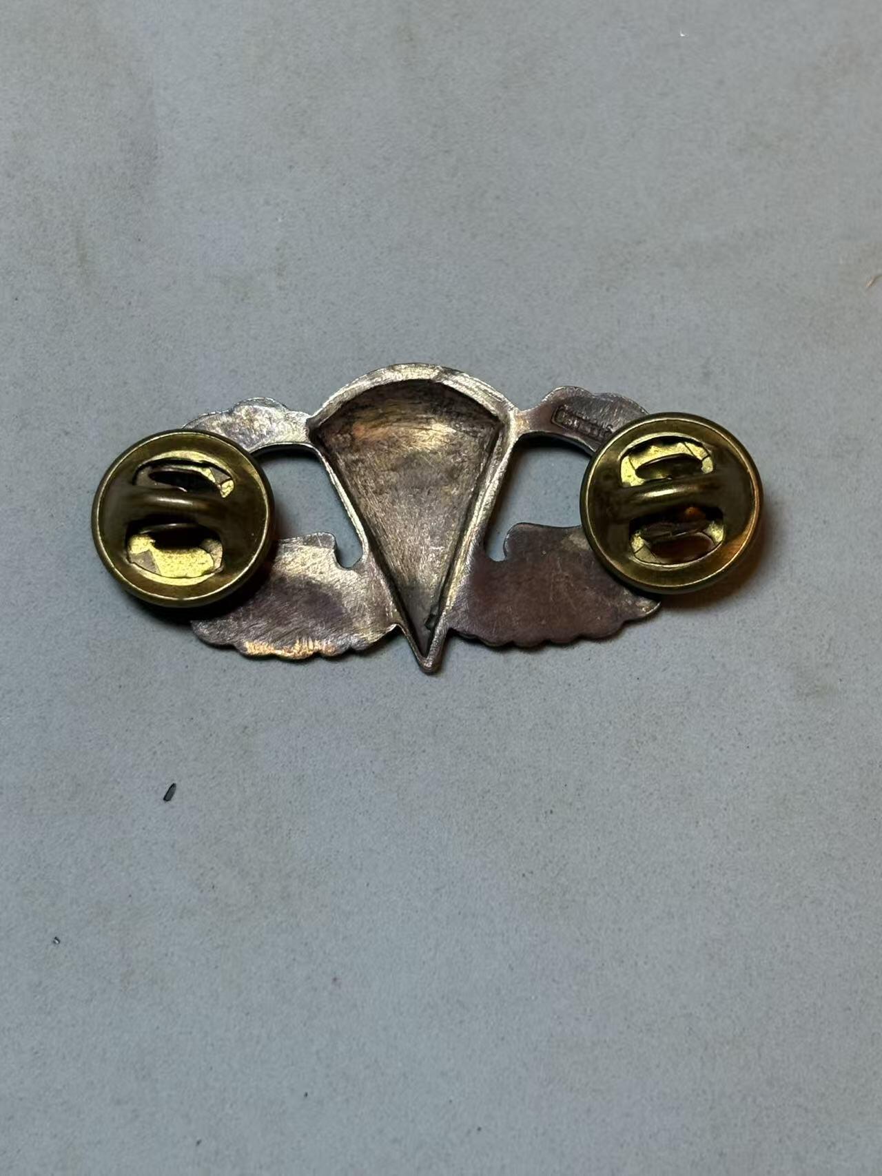 号角文化祝福各位藏友春节大吉马年入好藏 盛世勋华——号角文化勋章邮票专场拍卖第306期    美国陆军伞兵证章 银制带标