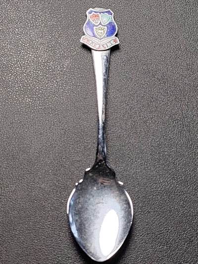 泉币菌-第192场- 除夕专场-新年快乐 本场拍品多 请提前出价（年后发货） -  20世纪中期原包装 英国谢菲尔德 纪念糖铲勺 珐琅彩工艺 126×19.5x31mm重17.99g 材质不清楚 