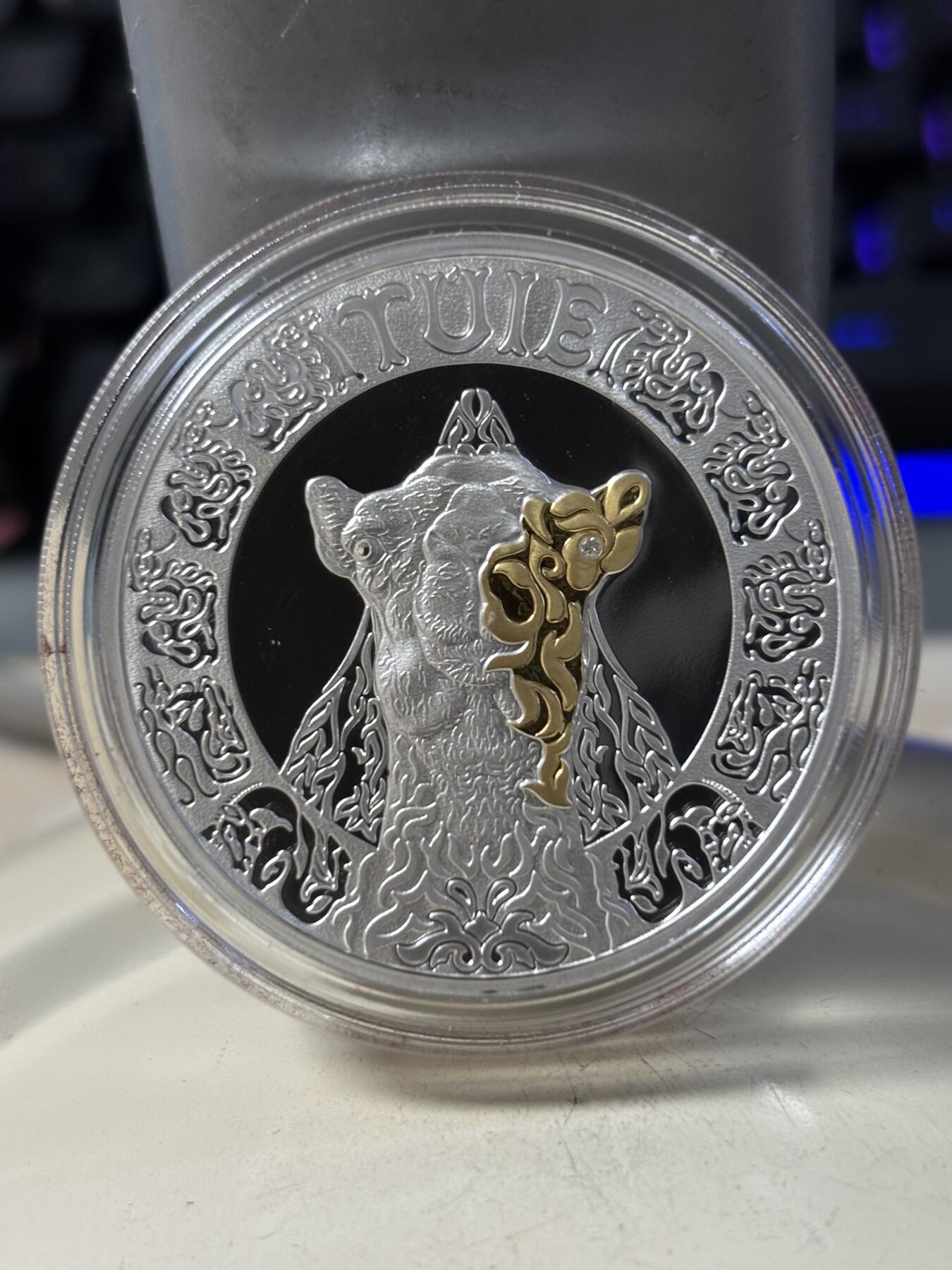 第191期拍卖 哈萨克斯坦2023年草原动物图腾系列骆驼镶嵌0.03克黄金纪念银币，925银镀金，1盎司，发行3000枚