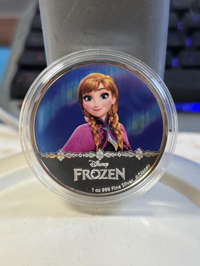 第191期拍卖 - 纽埃2016年迪士尼冰雪奇缘系列安娜公主纪念彩银币，999银，发行10000枚，有氧化