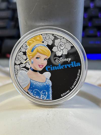 第191期拍卖 - 纽埃2015年迪士尼系列首枚灰姑娘公主彩色纪念银币，999银，发行10000枚