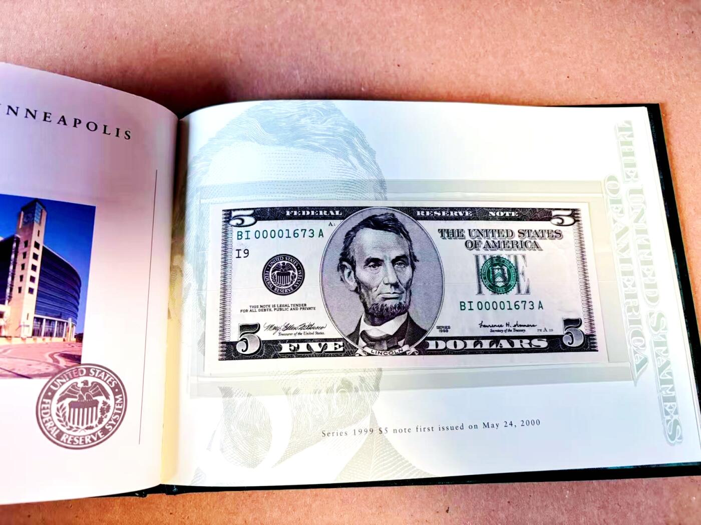 【Blue Auction】世界纸币精拍第787期——18级TOP拍卖/信誉/品质/专业/高效💫  【12区00001673全同号 新版美元首发纪念 BEP原装皮册】美国1999年5美金 内含财政部长签名及各储备区银行图文介绍 全新UNC（总发行量仅2000套，皆为小号，因此大头5面值首发年小号很稀有）（F区印章上