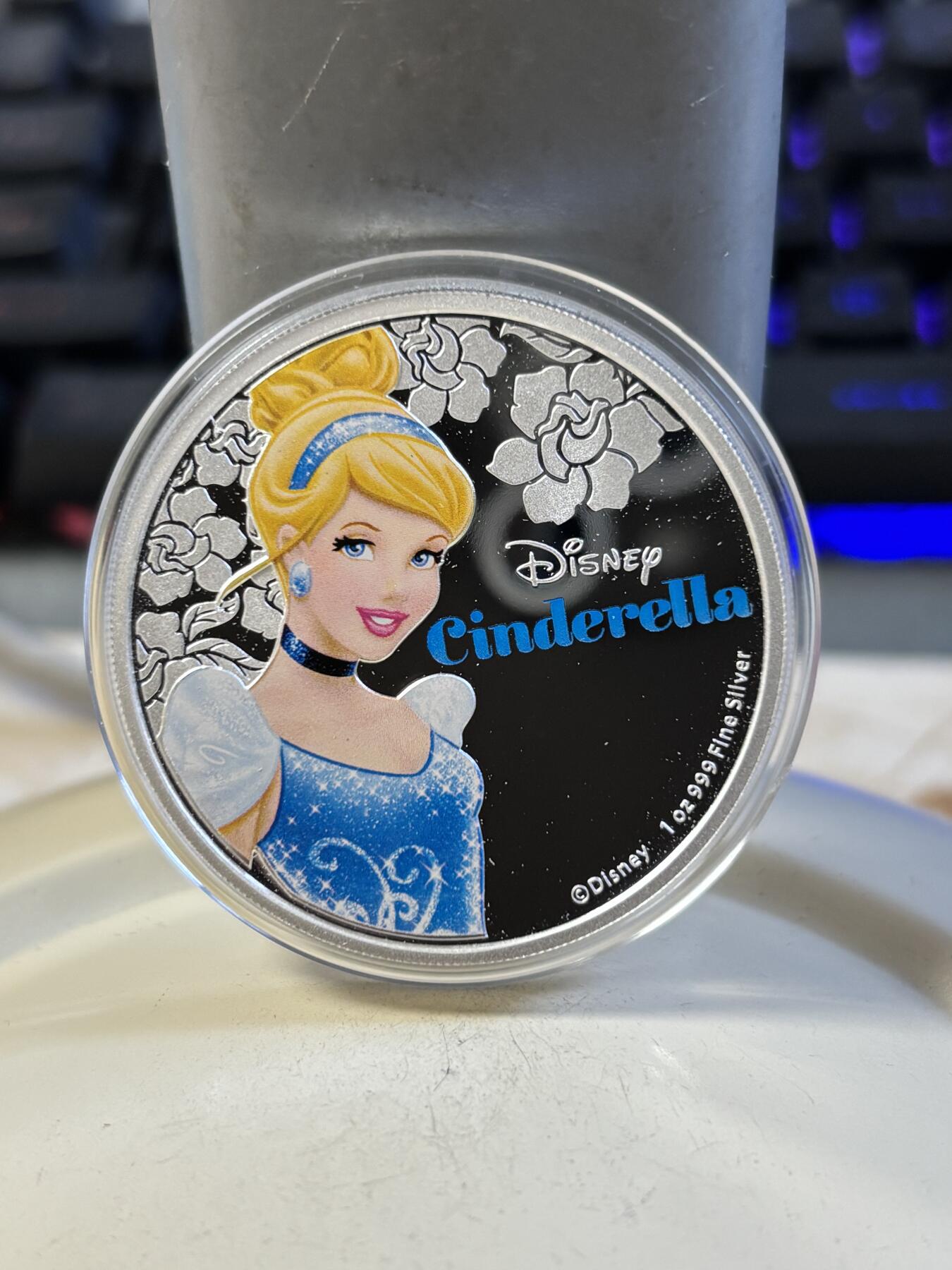 第191期拍卖 纽埃2015年迪士尼系列首枚灰姑娘公主彩色纪念银币，999银，发行10000枚