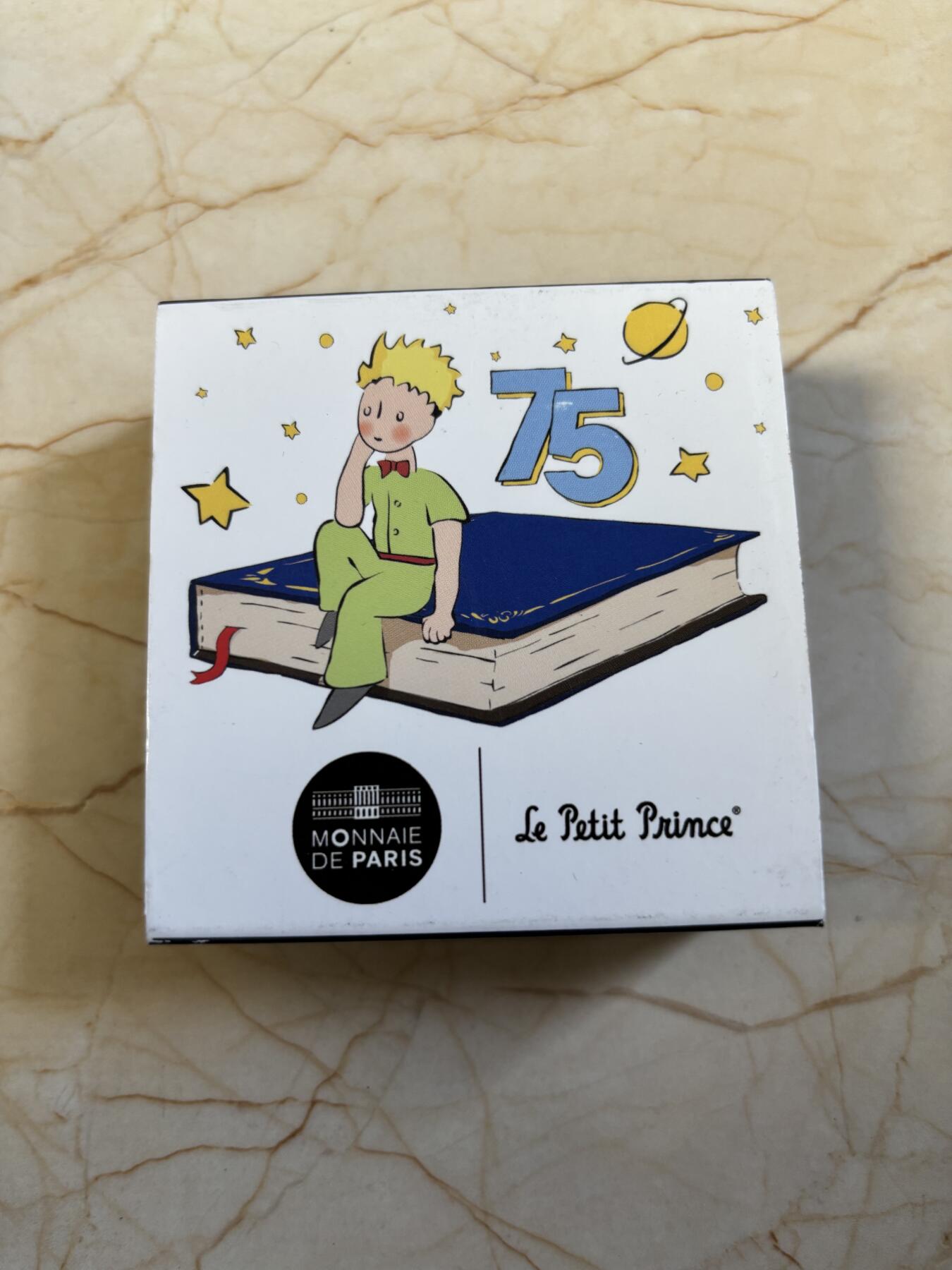 第191期拍卖 法国2021年《小王子》75周年坐在书上纪念彩银币，22.2克，925银，发行5000枚