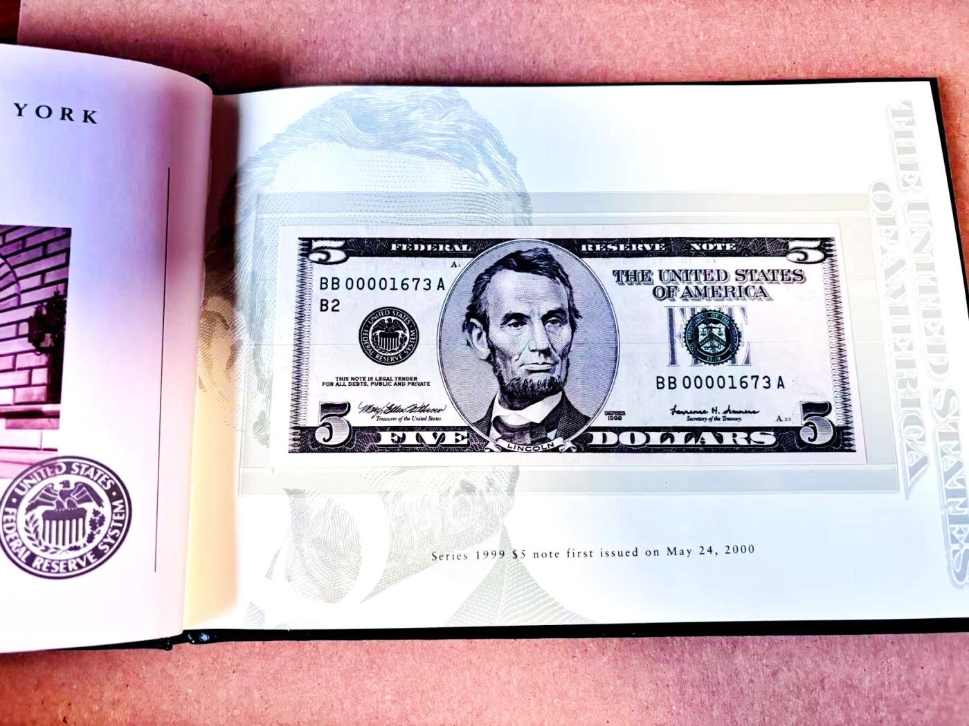 【Blue Auction】世界纸币精拍第787期——18级TOP拍卖/信誉/品质/专业/高效💫  【12区00001673全同号 新版美元首发纪念 BEP原装皮册】美国1999年5美金 内含财政部长签名及各储备区银行图文介绍 全新UNC（总发行量仅2000套，皆为小号，因此大头5面值首发年小号很稀有）（F区印章上