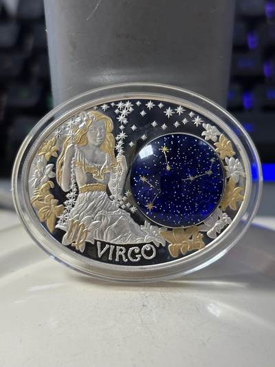 第191期拍卖 - 马其顿2014年十二星座处女座镶蓝色钴玻璃银币带盒无证书，925银，21克，发行7000枚，有氧化，盒子内衬有破损