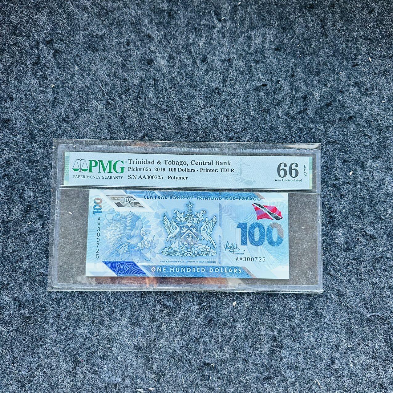 🇨🇳🇺🇳¥ ¥2026🐎新年塑料钞评级钞 特立尼达和多巴哥2019年100元，AA首发冠，(AA300725)