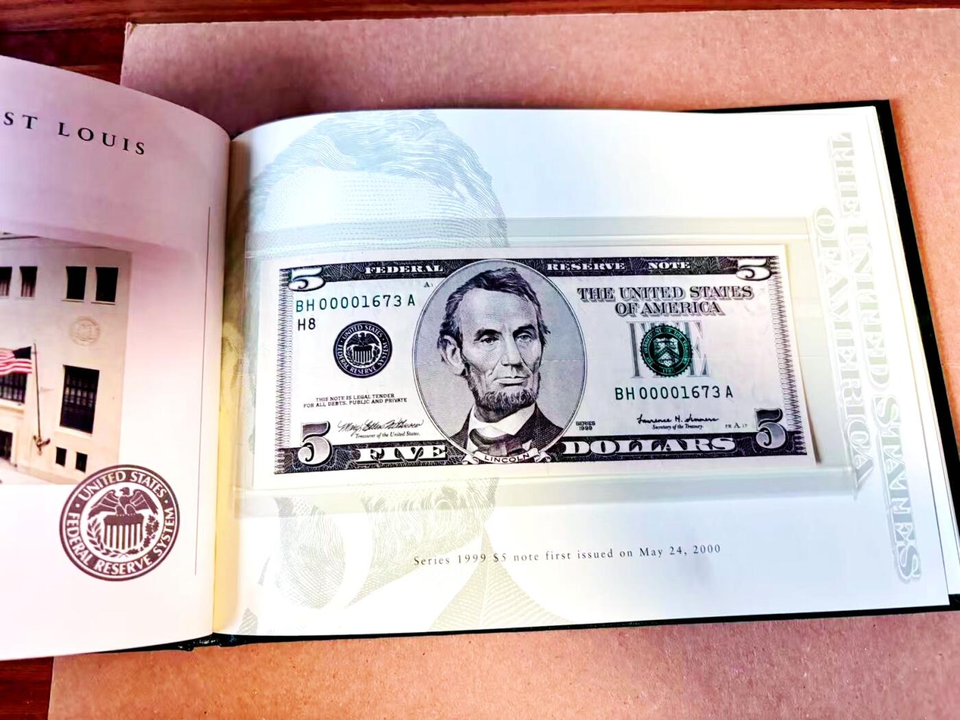 【Blue Auction】世界纸币精拍第787期——18级TOP拍卖/信誉/品质/专业/高效💫  【12区00001673全同号 新版美元首发纪念 BEP原装皮册】美国1999年5美金 内含财政部长签名及各储备区银行图文介绍 全新UNC（总发行量仅2000套，皆为小号，因此大头5面值首发年小号很稀有）（F区印章上