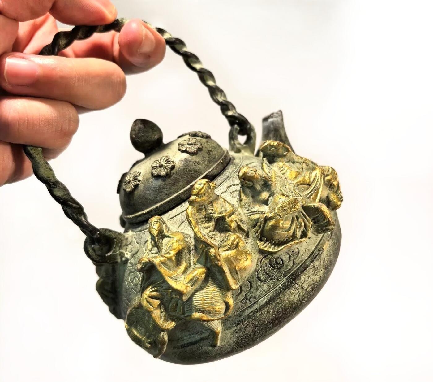 兰馨堂瓷竹专场 旧藏仿大明宣德年制青铜鎏金雕刻八仙人物铜壶