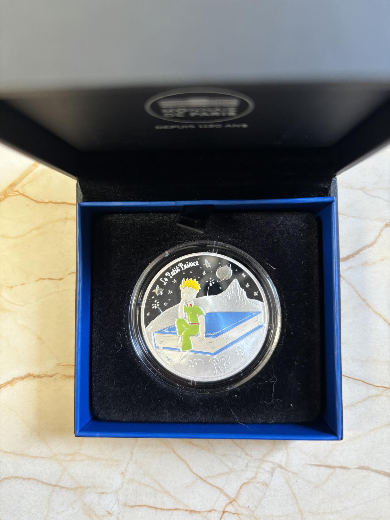 第191期拍卖 法国2021年《小王子》75周年坐在书上纪念彩银币，22.2克，925银，发行5000枚