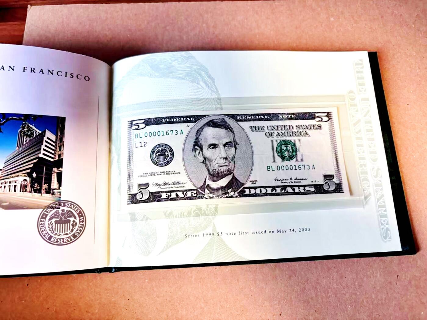 【Blue Auction】世界纸币精拍第787期——18级TOP拍卖/信誉/品质/专业/高效💫  【12区00001673全同号 新版美元首发纪念 BEP原装皮册】美国1999年5美金 内含财政部长签名及各储备区银行图文介绍 全新UNC（总发行量仅2000套，皆为小号，因此大头5面值首发年小号很稀有）（F区印章上