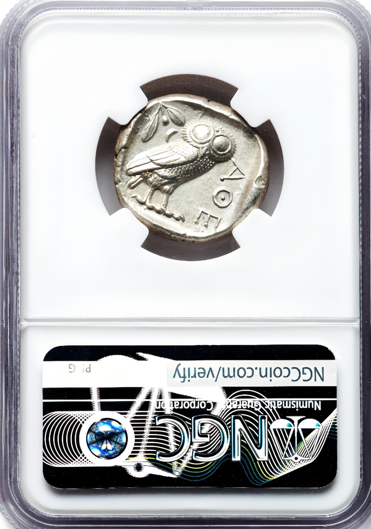 【Blue Auction】世界纸币精拍第787期——18级TOP拍卖/信誉/品质/专业/高效💫  【满盔打制非常居中难得 图案完整细节清晰】古希腊 雅典 公元前440-404年 经典猫头鹰四德拉克马厚银币 NGC Ch AU品相较好 打制深峻 银光闪闪 正面女神雅典娜（背面橄榄枝与下弦月，代表着希腊战胜波斯的纪念。在猫头鹰（象征智慧）身边的字符“ΑΘΕ”，是雅典的字母缩写）“猫头鹰银币”不仅支撑起了古希腊人的自由意志与优雅艺术，自身也成为了古希腊文化的重要象征