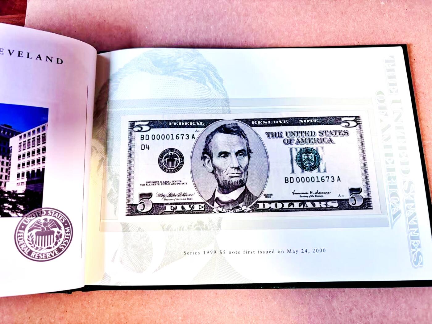 【Blue Auction】世界纸币精拍第787期——18级TOP拍卖/信誉/品质/专业/高效💫  【12区00001673全同号 新版美元首发纪念 BEP原装皮册】美国1999年5美金 内含财政部长签名及各储备区银行图文介绍 全新UNC（总发行量仅2000套，皆为小号，因此大头5面值首发年小号很稀有）（F区印章上