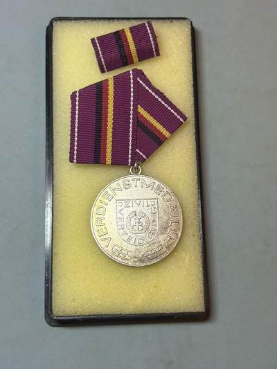 号角文化祝福各位藏友春节大吉马年入好藏 盛世勋华——号角文化勋章邮票专场拍卖第306期    - 东德银级民防功勋奖章 带原盒 带略