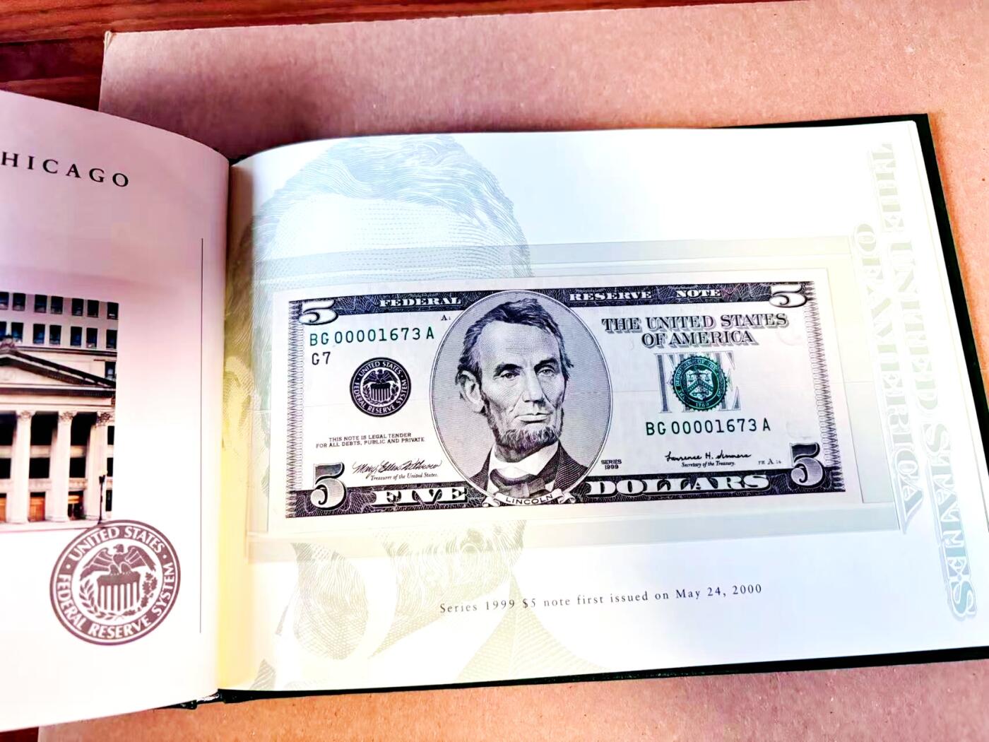 【Blue Auction】世界纸币精拍第787期——18级TOP拍卖/信誉/品质/专业/高效💫  【12区00001673全同号 新版美元首发纪念 BEP原装皮册】美国1999年5美金 内含财政部长签名及各储备区银行图文介绍 全新UNC（总发行量仅2000套，皆为小号，因此大头5面值首发年小号很稀有）（F区印章上