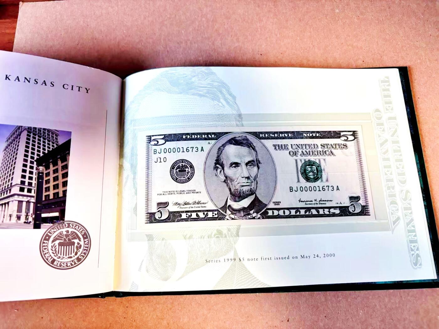 【Blue Auction】世界纸币精拍第787期——18级TOP拍卖/信誉/品质/专业/高效💫  【12区00001673全同号 新版美元首发纪念 BEP原装皮册】美国1999年5美金 内含财政部长签名及各储备区银行图文介绍 全新UNC（总发行量仅2000套，皆为小号，因此大头5面值首发年小号很稀有）（F区印章上