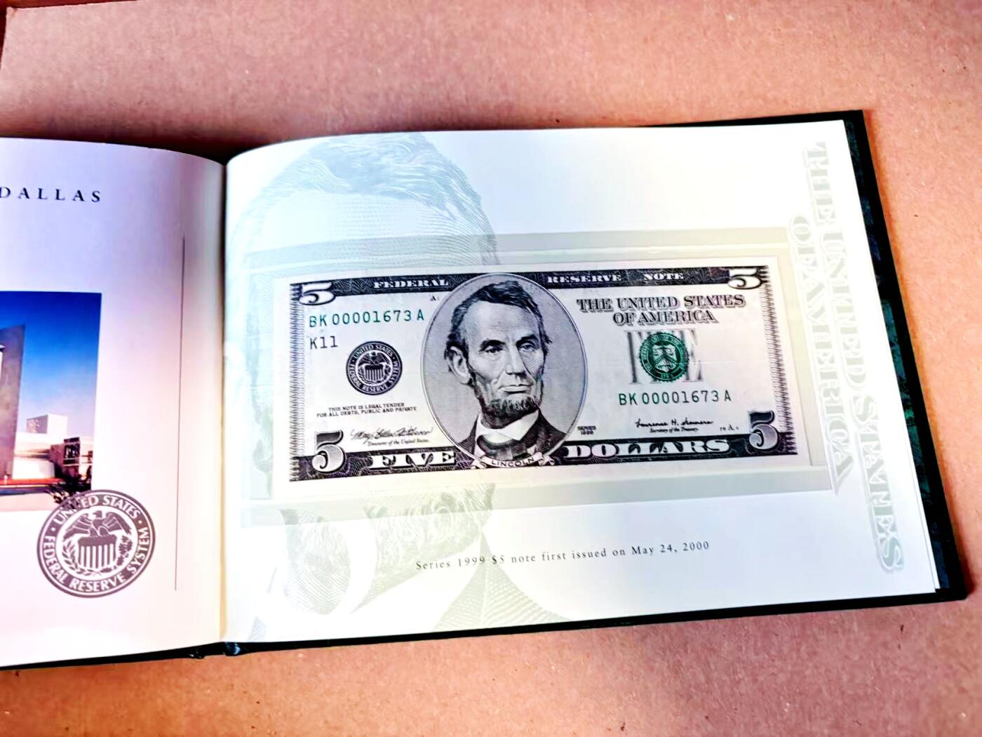 【Blue Auction】世界纸币精拍第787期——18级TOP拍卖/信誉/品质/专业/高效💫  【12区00001673全同号 新版美元首发纪念 BEP原装皮册】美国1999年5美金 内含财政部长签名及各储备区银行图文介绍 全新UNC（总发行量仅2000套，皆为小号，因此大头5面值首发年小号很稀有）（F区印章上