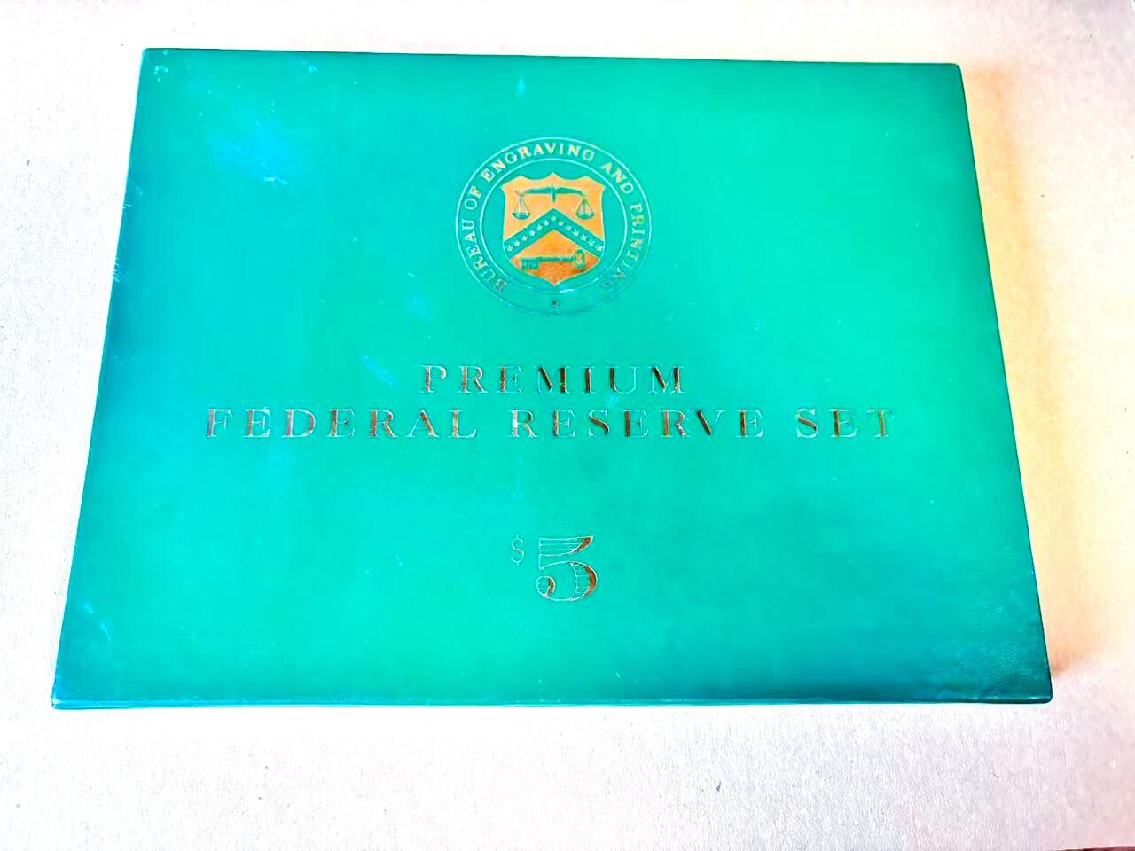 【Blue Auction】世界纸币精拍第787期——18级TOP拍卖/信誉/品质/专业/高效💫  【12区00001673全同号 新版美元首发纪念 BEP原装皮册】美国1999年5美金 内含财政部长签名及各储备区银行图文介绍 全新UNC（总发行量仅2000套，皆为小号，因此大头5面值首发年小号很稀有）（F区印章上