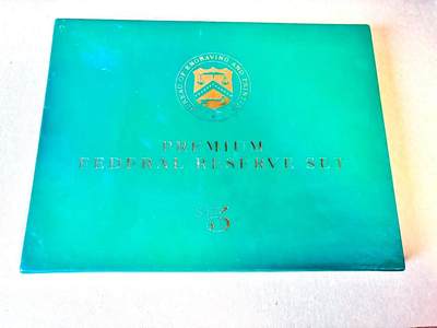 【Blue Auction】世界纸币精拍第787期——18级TOP拍卖/信誉/品质/专业/高效💫  - 【12区00001673全同号 新版美元首发纪念 BEP原装皮册】美国1999年5美金 内含财政部长签名及各储备区银行图文介绍 全新UNC（总发行量仅2000套，皆为小号，因此大头5面值首发年小号很稀有）（F区印章上"STATES"的首字母无尾巴、尾字母消失，这种错版在Fr#1987-F小号中经常出现而大号没有，或是机器故障或是印版损伤）  