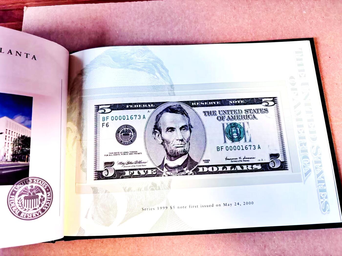 【Blue Auction】世界纸币精拍第787期——18级TOP拍卖/信誉/品质/专业/高效💫  【12区00001673全同号 新版美元首发纪念 BEP原装皮册】美国1999年5美金 内含财政部长签名及各储备区银行图文介绍 全新UNC（总发行量仅2000套，皆为小号，因此大头5面值首发年小号很稀有）（F区印章上