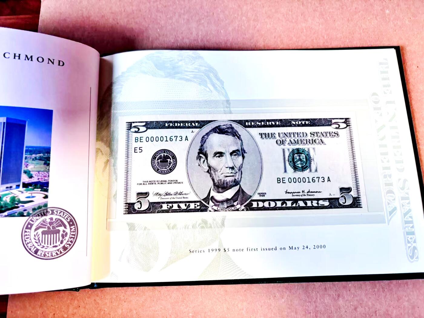 【Blue Auction】世界纸币精拍第787期——18级TOP拍卖/信誉/品质/专业/高效💫  【12区00001673全同号 新版美元首发纪念 BEP原装皮册】美国1999年5美金 内含财政部长签名及各储备区银行图文介绍 全新UNC（总发行量仅2000套，皆为小号，因此大头5面值首发年小号很稀有）（F区印章上