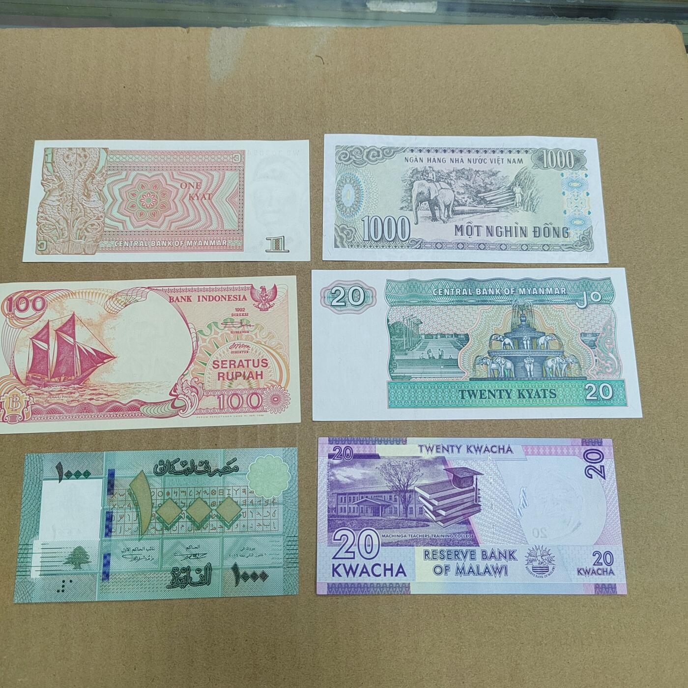 PCAI钱币  20-756外国纸币小专场 外国的纸币一组