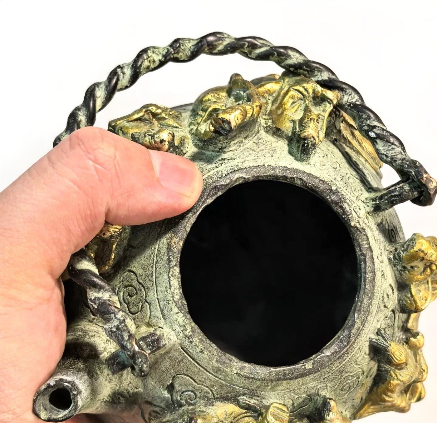 兰馨堂瓷竹专场 旧藏仿大明宣德年制青铜鎏金雕刻八仙人物铜壶