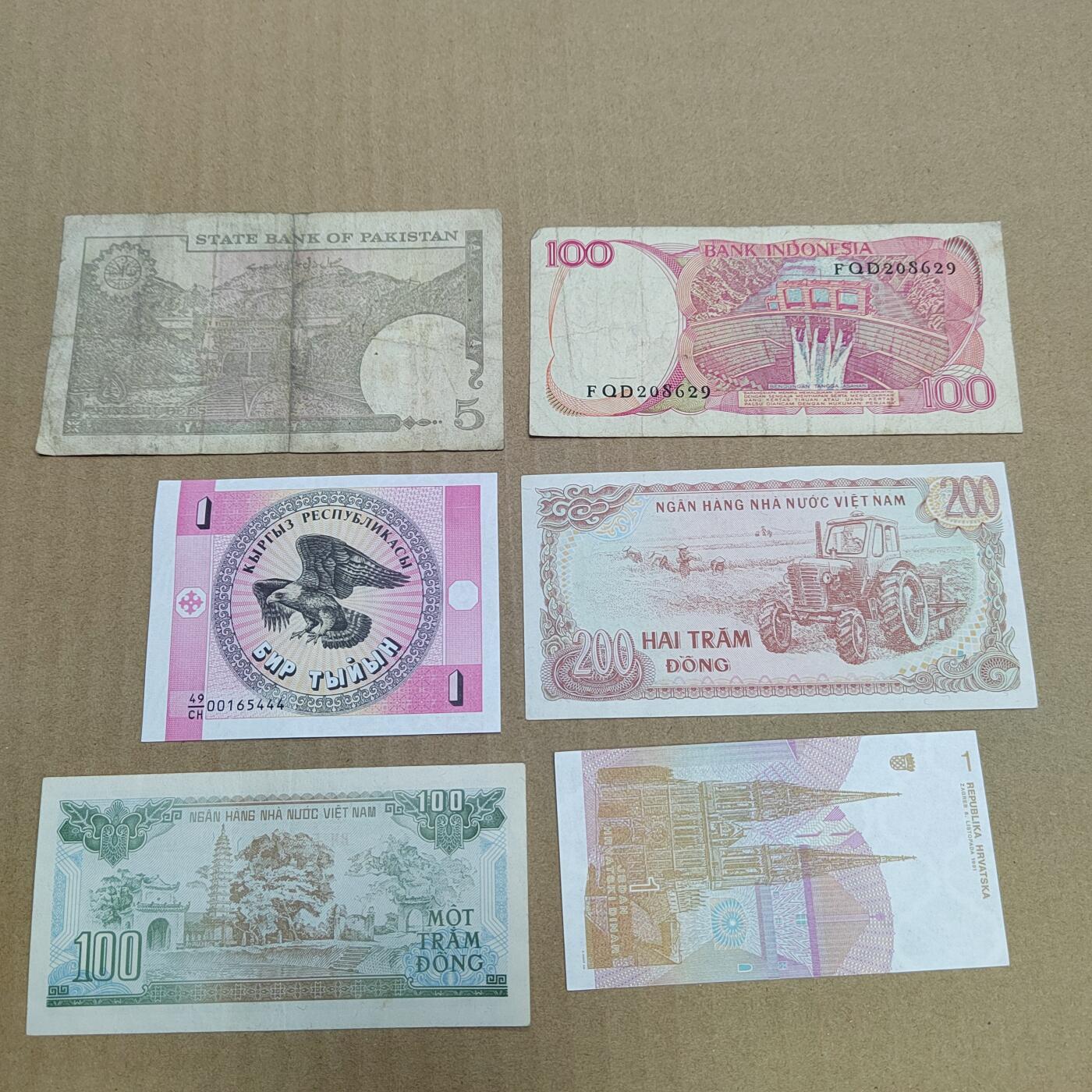 PCAI钱币  20-756外国纸币小专场 外国的纸币一组