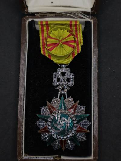 凯旋世界勋赏（持续上新中）（第22期新年大拍）（欢迎送拍）（对拍品有疑问请询问客服，不接受到手刀，出价默认拍品品相。请认真阅读拍卖规则！出价默认已认可！）（收到货请录制开箱视频，无视频概不处理问题。） - 军官级突尼斯光荣勋章法国珠宝商版本，钻石切割银制42.5g